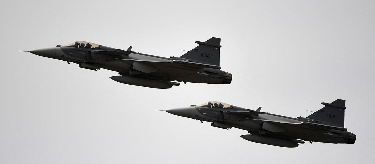 Zwei Saab JAS 39 Gripen-Kampfflugzeuge | AFP Zwei Saab JAS 39 Gripen-Kampfflugzeuge