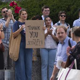 Menschen applaudieren den gekündigten Mitarbeitern des US-Außenministeriums.
