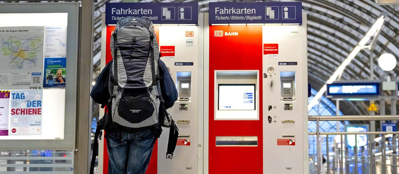 Ein Fahrgast steht im Hauptbahnhof vor einem Fahrkartenautomaten.