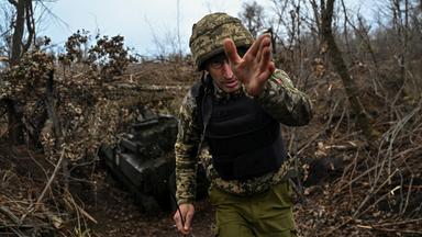 Ein ukrainischer Soldat gestikuliert vor einer Haubitze an der Front in der Region Saporischschja