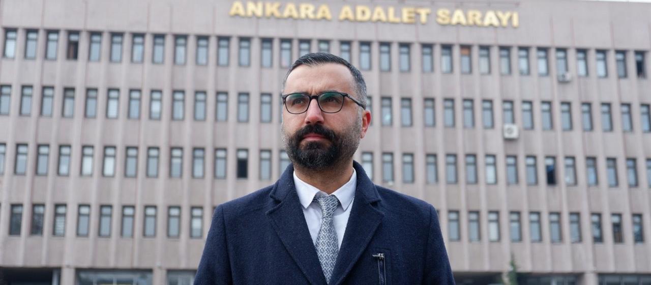 Der Deutsche Welle-Journalist Alican Uluda steht vor einem Gebäude