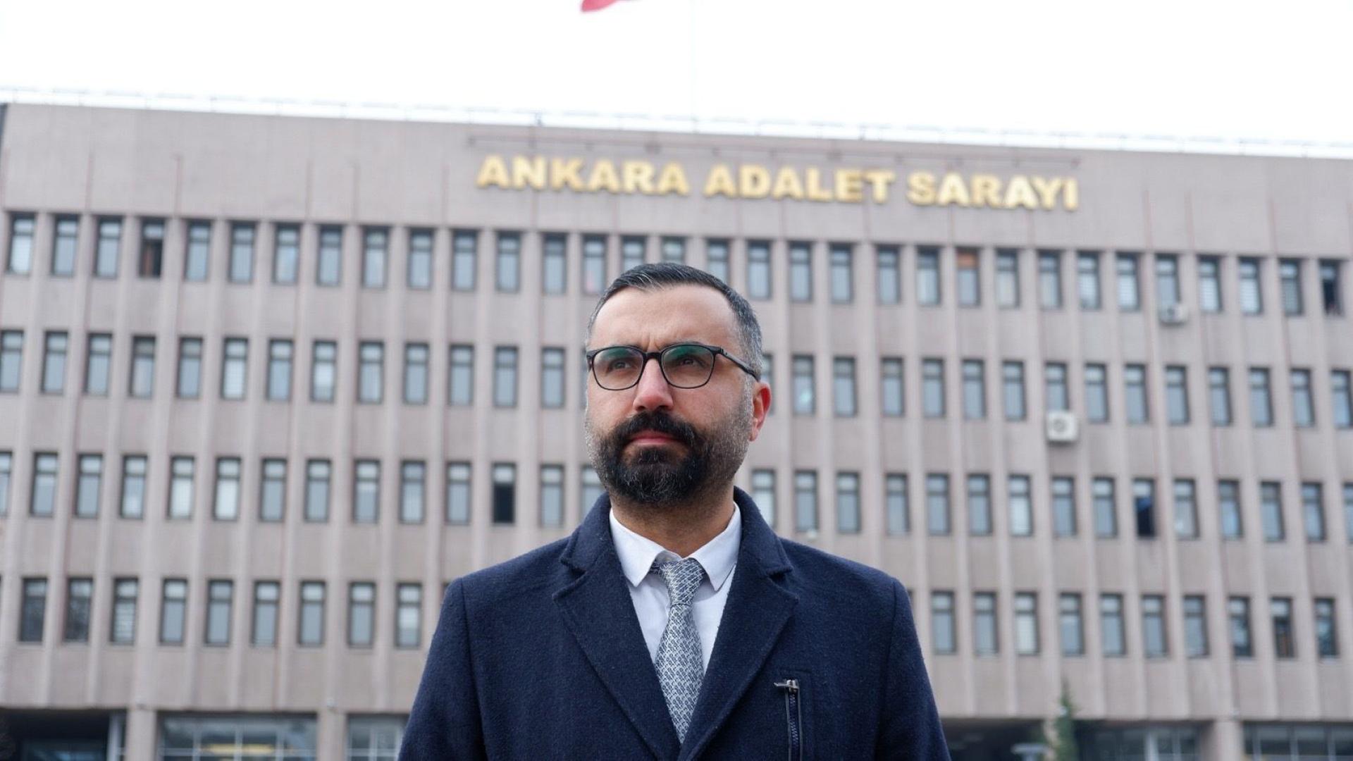 Der Deutsche Welle-Journalist Alican Uluda steht vor einem Gebäude | Batu Bozkürk/dpa