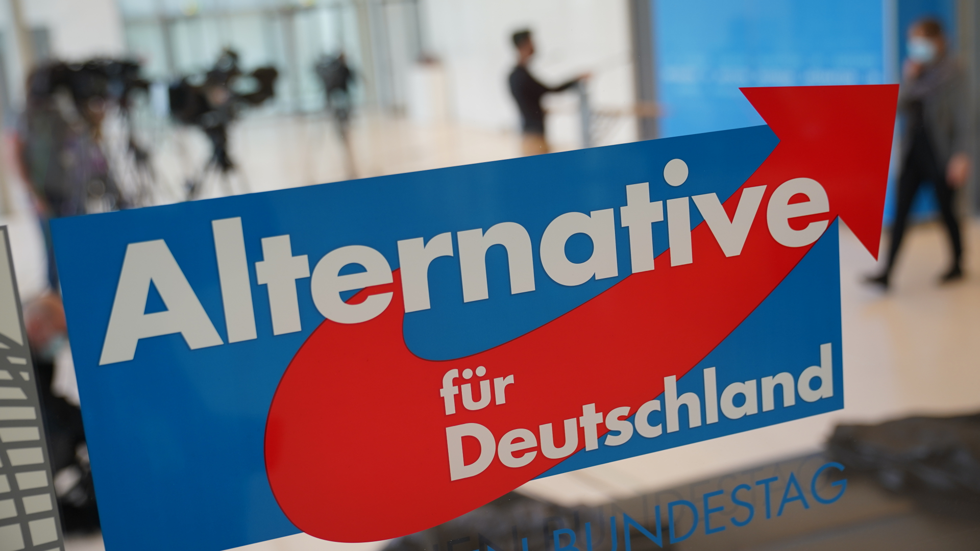 Das AfD-Logo am Eingang zum Fraktionssaal der AfD im Deutschen Bundestag.
