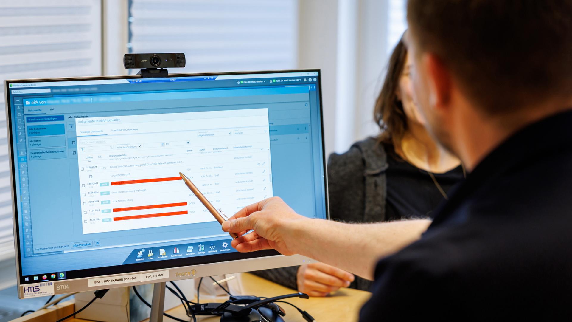 Ein Arzt lädt Daten auf die elektronische Patientenakte