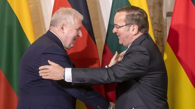 Arvydas Anusauskas und Boris Pistorius schütteln sich die Hände.