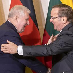 Arvydas Anusauskas und Boris Pistorius schütteln sich die Hände.