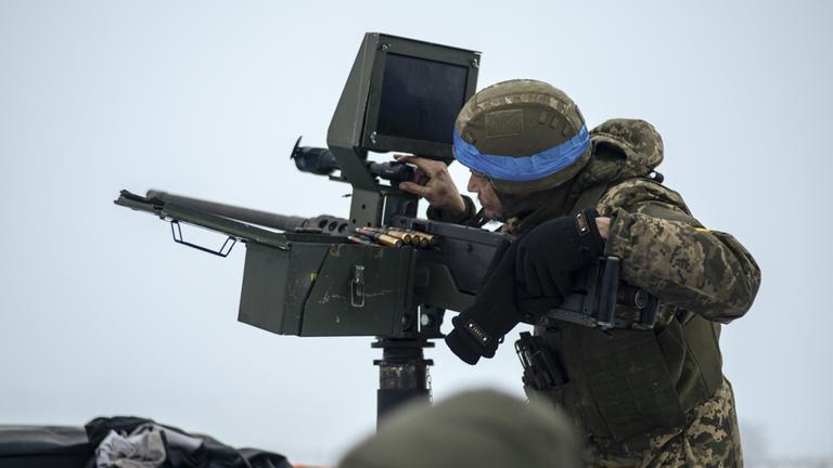 Ein ukrainischer Soldat einer Anti-Drohnen-Einheit.