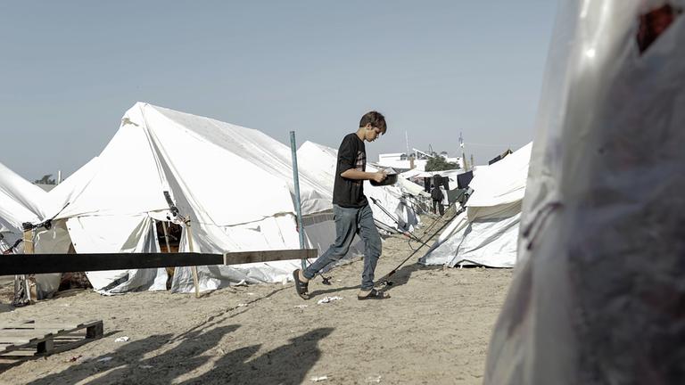 Ein palästinensischer Jugendlicher geht durch das Khan Yunis-Flüchtlingslager im südlichen Gazastreifen