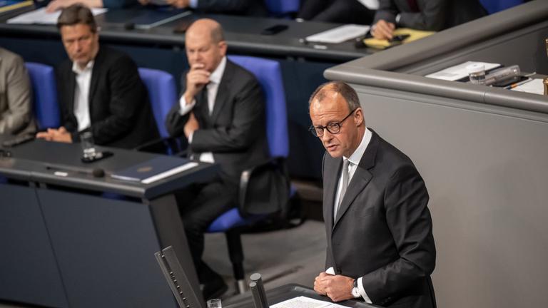 Oppositionschef Merz im Bundestag. Kanzler Scholz hört zu.