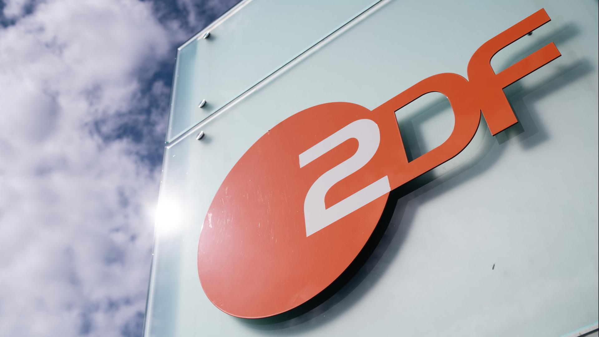 Das Logo des ZDF am Sendezentrum am Lerchenberg in Mainz. | Sebastian Gollnow/dpa