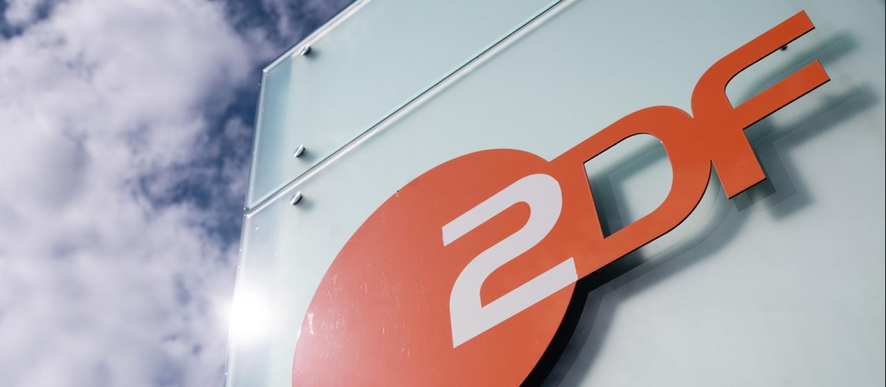 Das Logo des ZDF am Sendezentrum am Lerchenberg in Mainz.