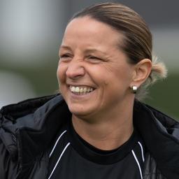 Inka Grings auf dem Sportplatz