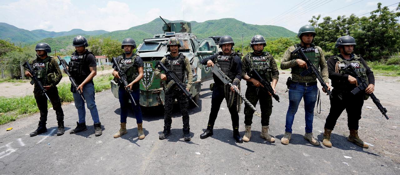 Mitglieder des Jalisco Kartells posieren im Jahr 2021 mit Waffen 