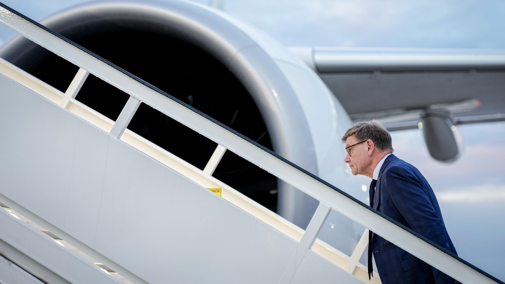 Johann Wadephul auf dem Weg in ein Flugzeug. | dpa
