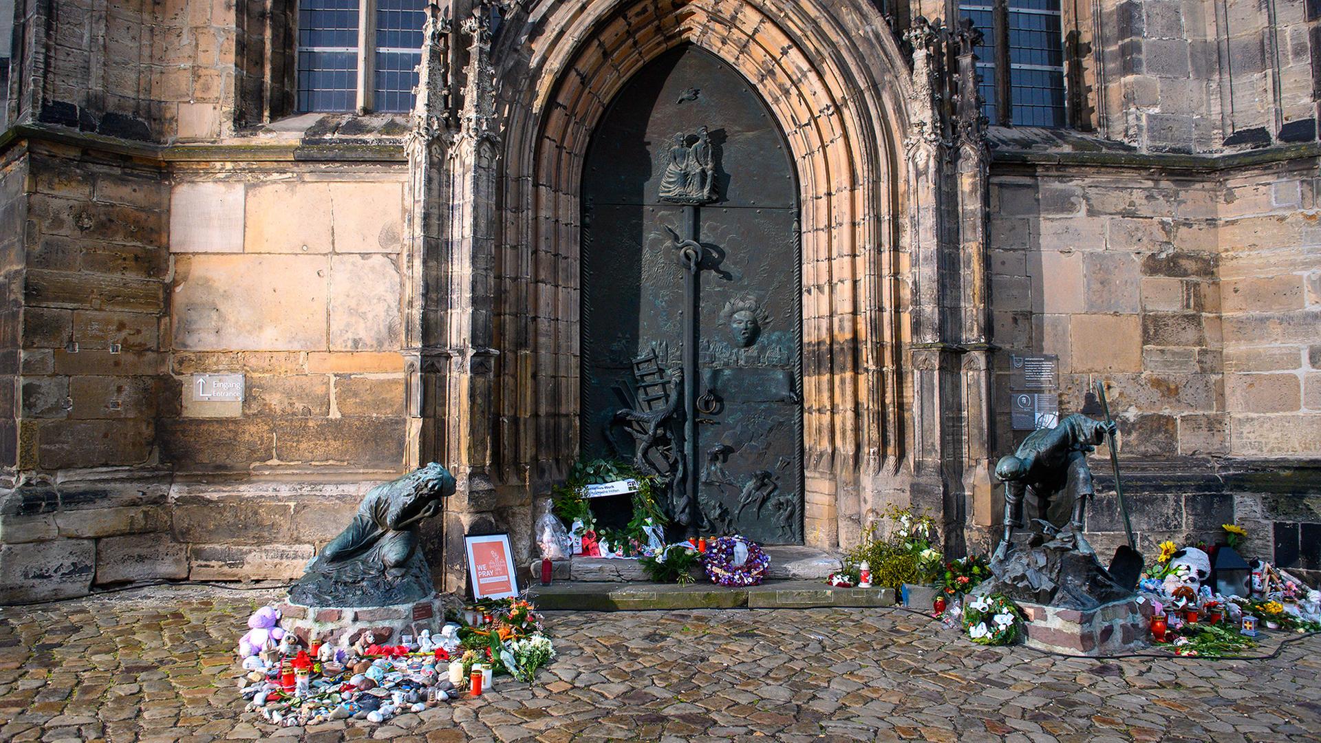 Blumen und Kr�nze wurden am Gedenkort am Portal der Johanniskirche niedergelegt. | dpa