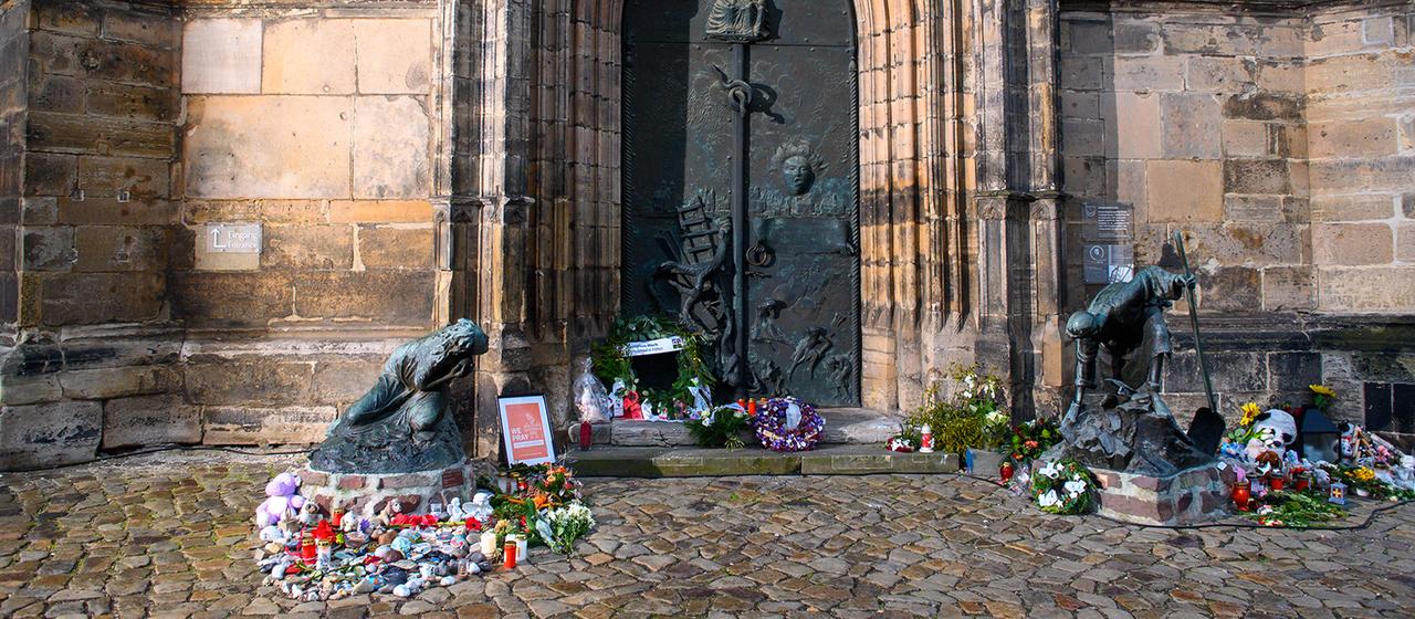 Blumen und Kränze wurden am Gedenkort am Portal der Johanniskirche niedergelegt.