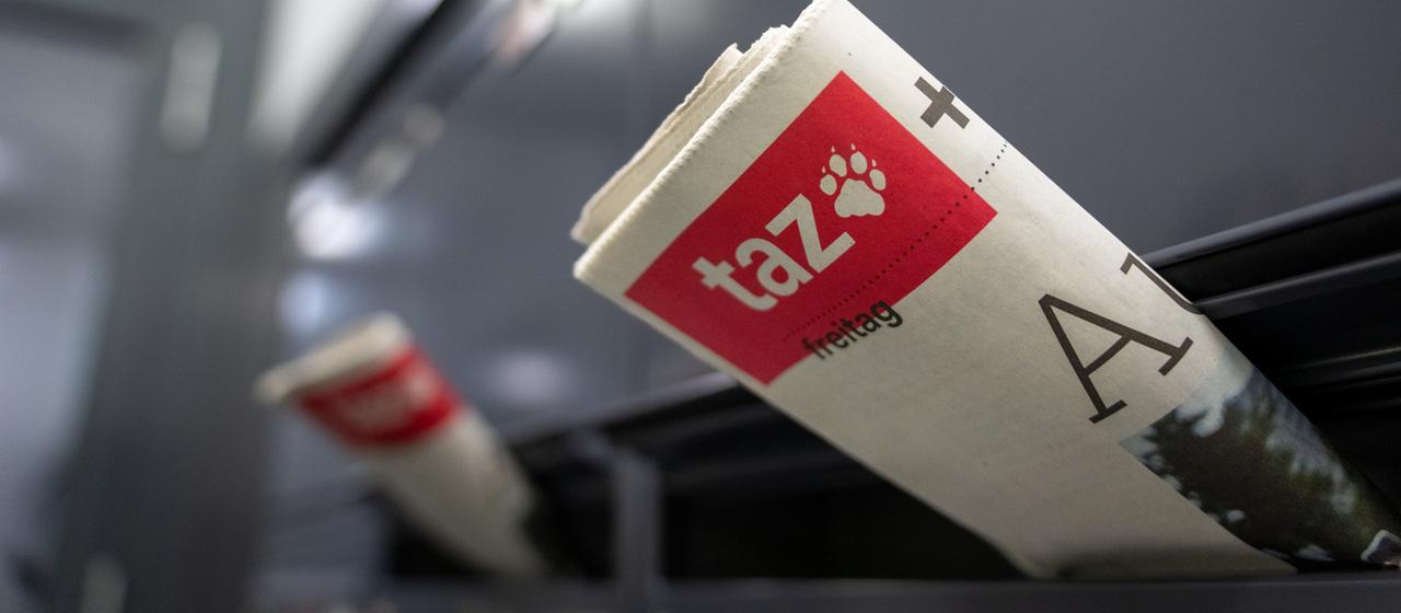 Zwei Ausgaben der taz vom 10.10.2025 stecken in Briefkästen. | Soeren Stache/dpa Zwei Ausgaben der taz vom 10.10.2025 stecken in Briefkästen.