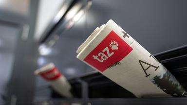 Zwei Ausgaben der taz vom 10.10.2025 stecken in Briefkästen.
