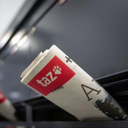 Zwei Ausgaben der taz vom 10.10.2025 stecken in Briefkästen.