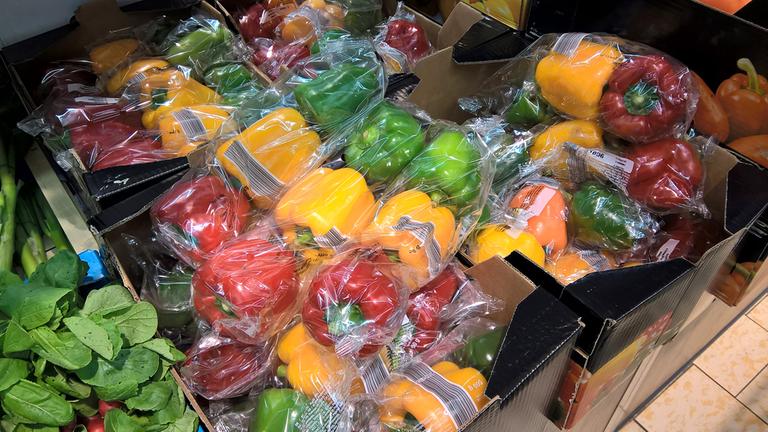 Paprika verpackt in Plastikfolie.