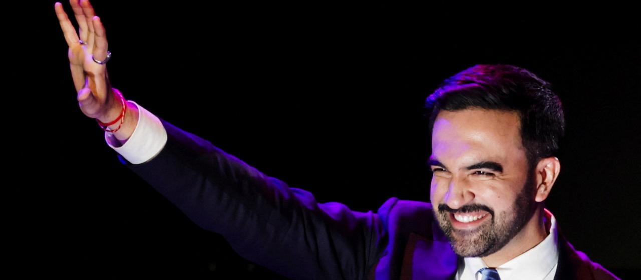 Zohran Mamdani winkt lächelnd in die Menge.