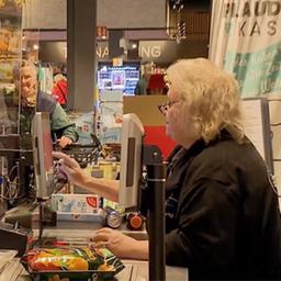 Kundinnen stehen an der Plauderkasse an.