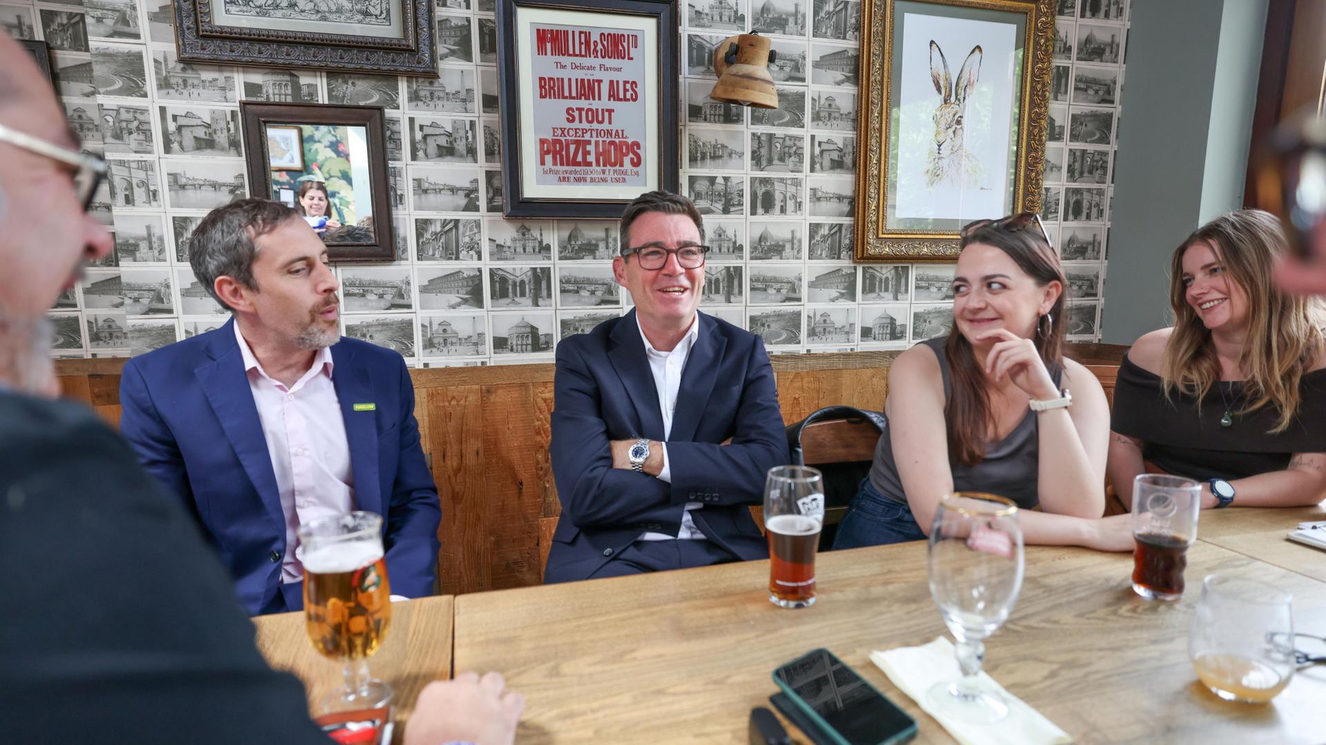 Britischer Premier Burnham senkt die Gewerbesteuer für Pubs, Clubs & Live-Musik