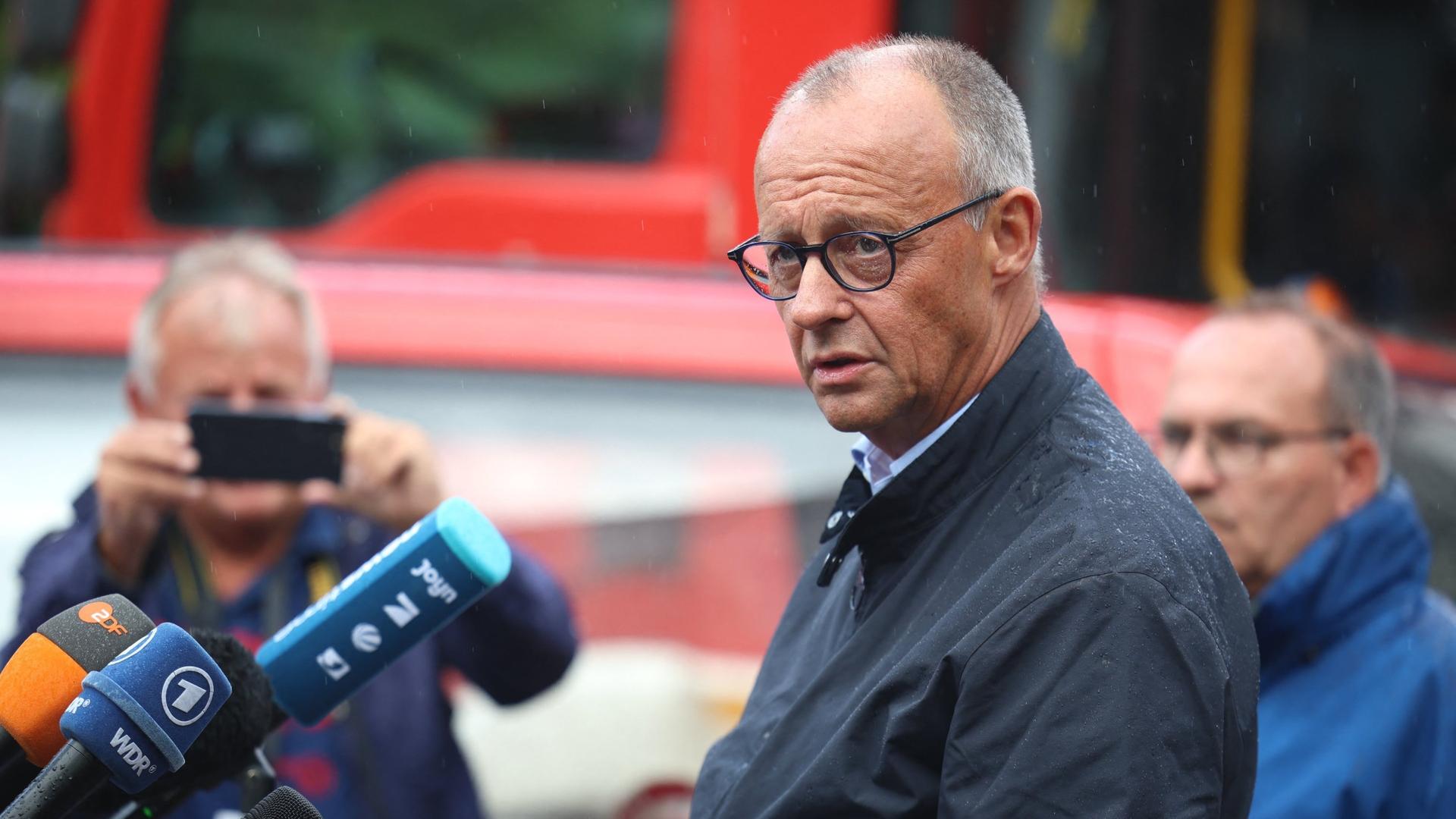 Merz besucht Hürtgenwald +++ Buhrufe - Merz verteidigt sich