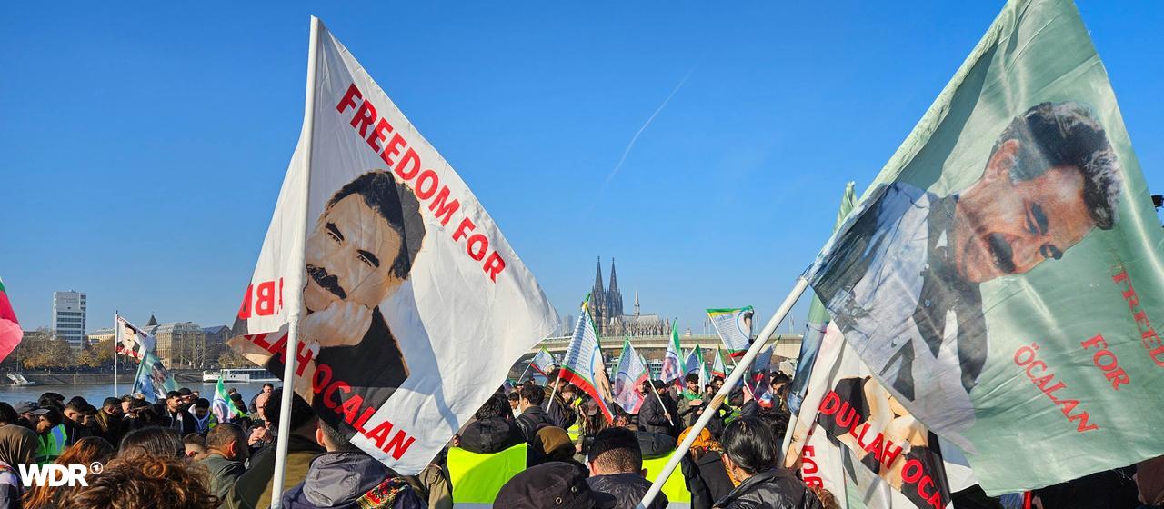 Demonstranten wehen mit Fahnen 