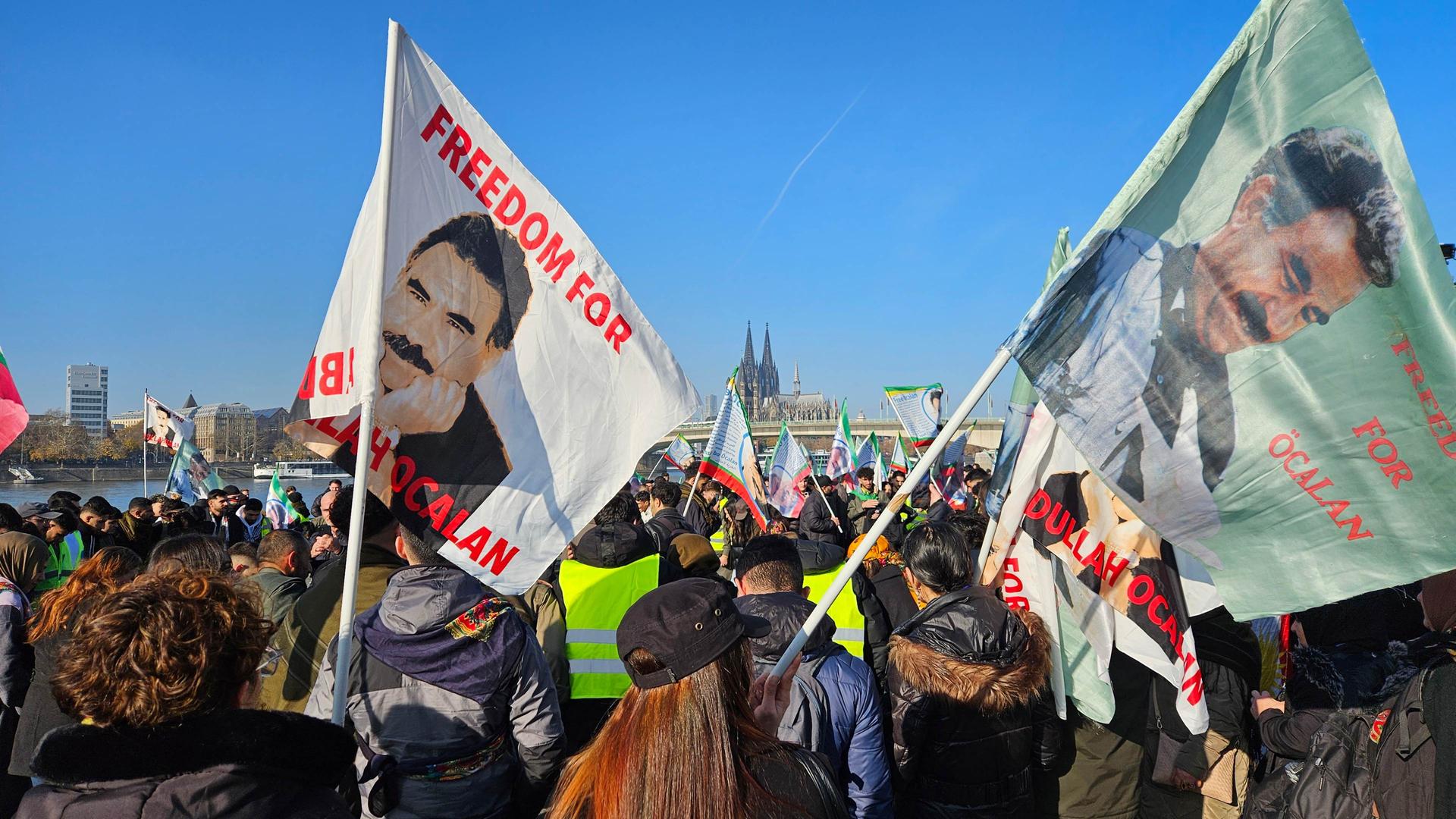 Demonstranten wehen mit Fahnen  | WDR / Oliver Köhler