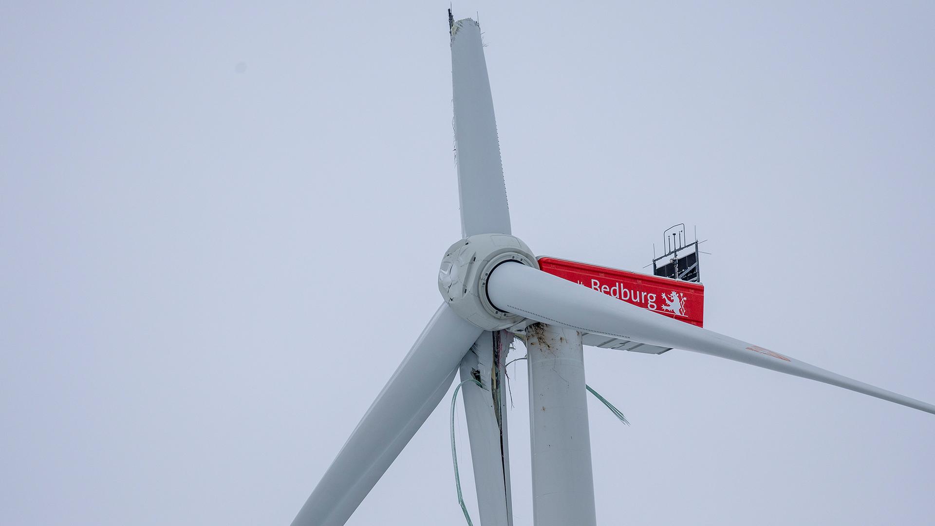Ein Flügel eines Windrades ist abgebrochen. | dpa