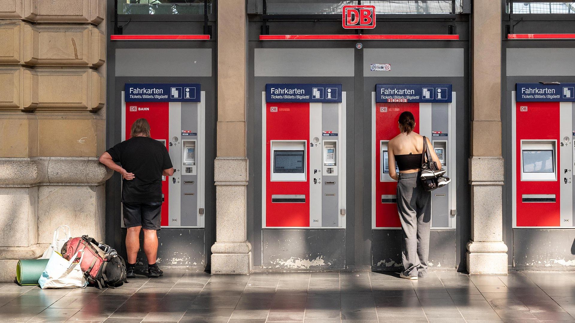 Bahnkunden lösen am Fahrkartenautomat eine Fahrkarte. | picture alliance / W2Art / Thors