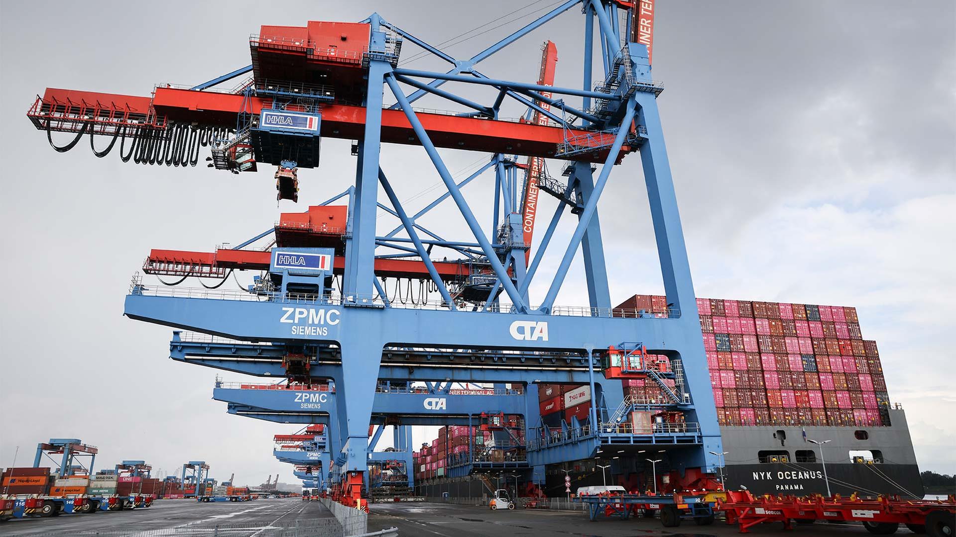 Container werden auf dem Hamburger Container Terminal Altenwerder umgeschlagen. | picture alliance/dpa