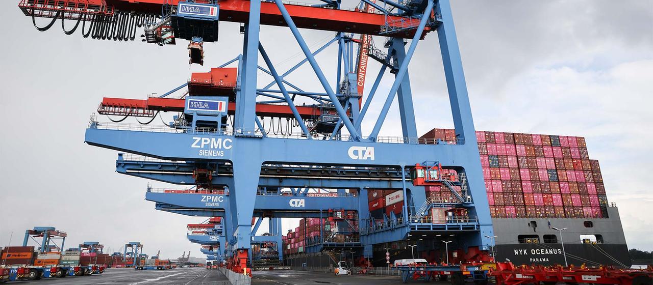Container werden auf dem Hamburger Container Terminal Altenwerder umgeschlagen.