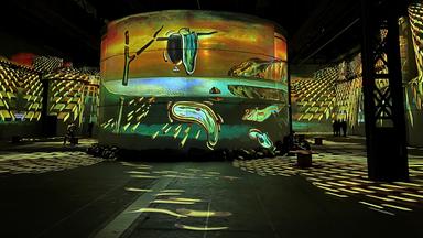 Blick in eine immersive Dalí-Ausstellung.