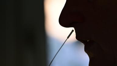 Für einen Coronatest wird ein Abstrich der Nasenschleimhaut gemacht.