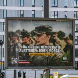 Ein Plakat mit einer Bundeswehrsoldatin und der Aufschrift "Für unsere Demokratie aufstehen. Jeden Morgen." hängt in Berlin.