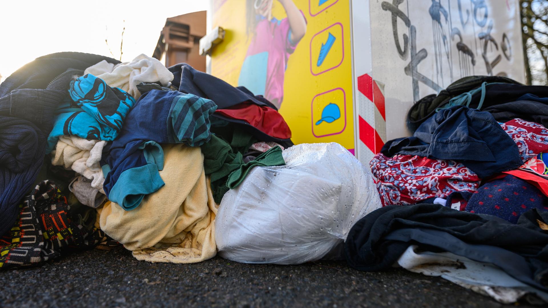 Textilhersteller sollen für die Entsorgung von Altkleidern zahlen Textilhersteller sollen für die Entsorgung von Altkleidern zahlen