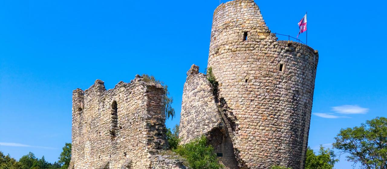 Wehrturm der Burgruine von Michalovice