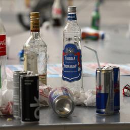 Leere Alkoholflaschen und Energydrinks an einer Haltestelle