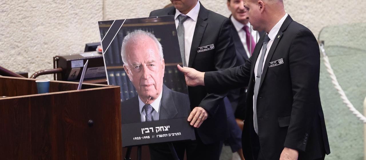 In der Knesset ist ein Foto von Izchak Rabin ausgestellt.