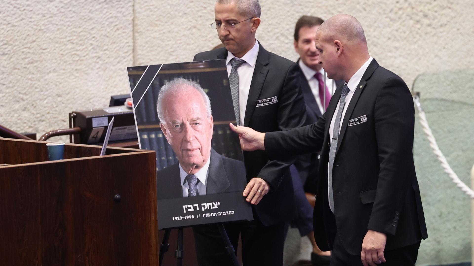 Ein Foto von Izchak Rabin wird in der Knesset aufgestellt. | EPA