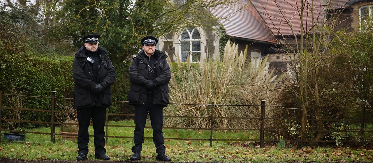 Polizeibeamte stehen vor Wood Farm in Sandringham.