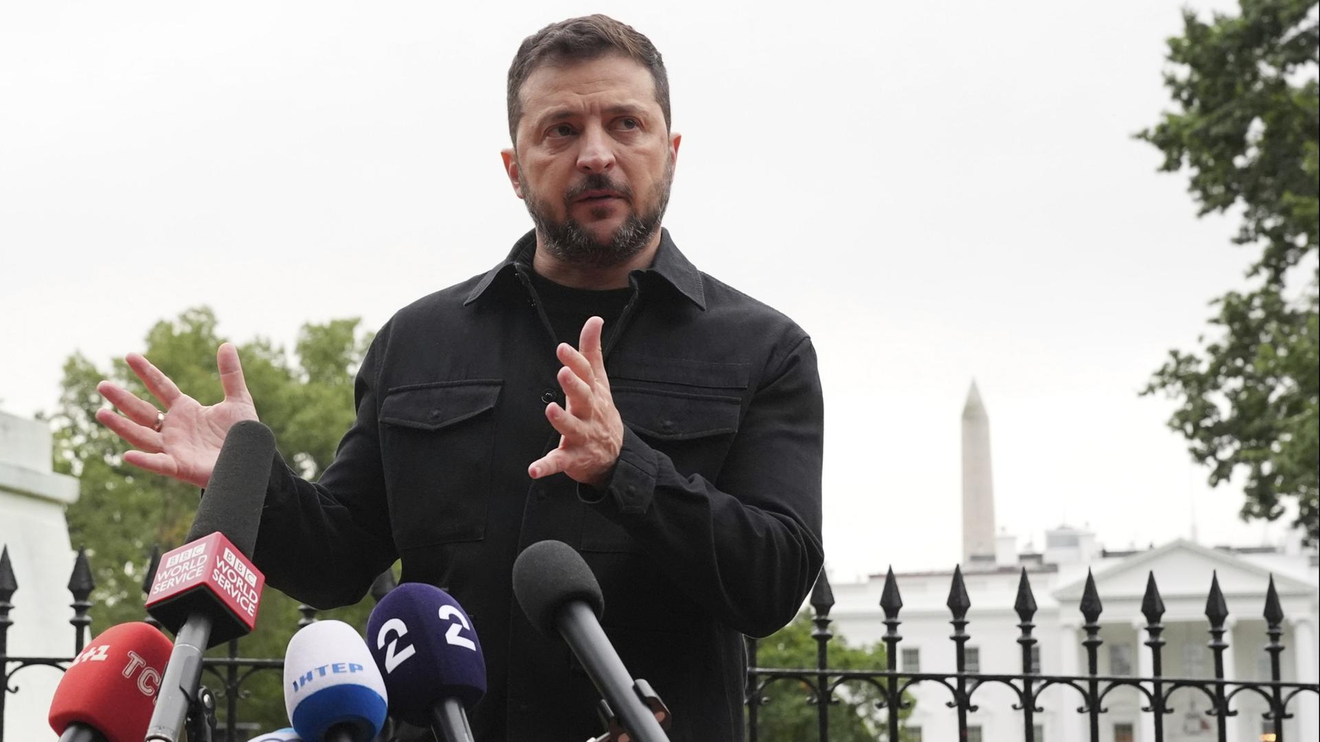 Wolodymyr Selenskyj spricht in mehrere Mikrofone. | dpa