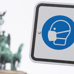 Am Pariser Platz vor dem Brandenburger Tor weist ein Hinweisschild auf die Maskenpflicht hin. (Archivbild)