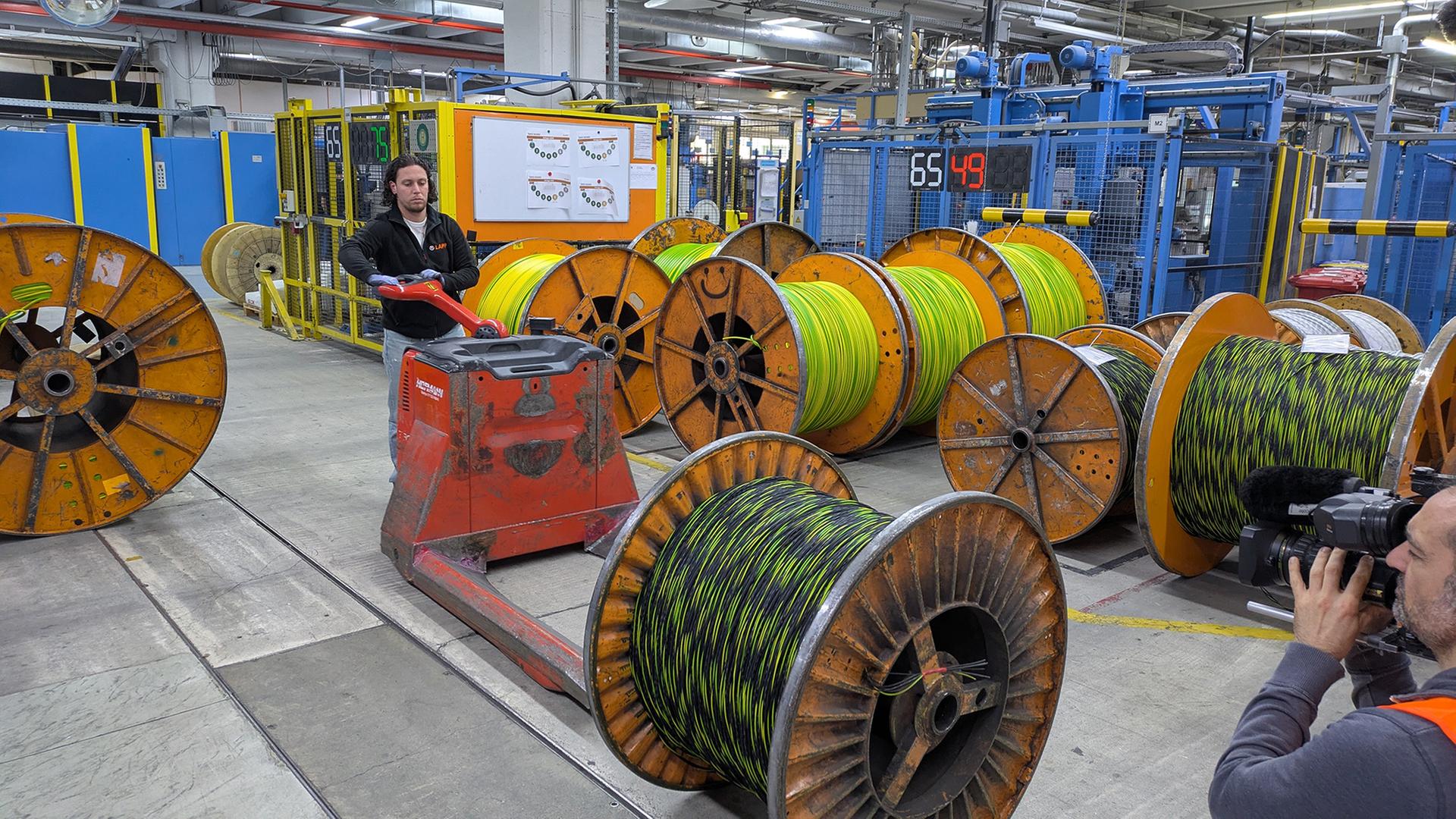 Halle mit großen Kabelrollen bei Firma Lapp | Jochen Braitinger/SWR