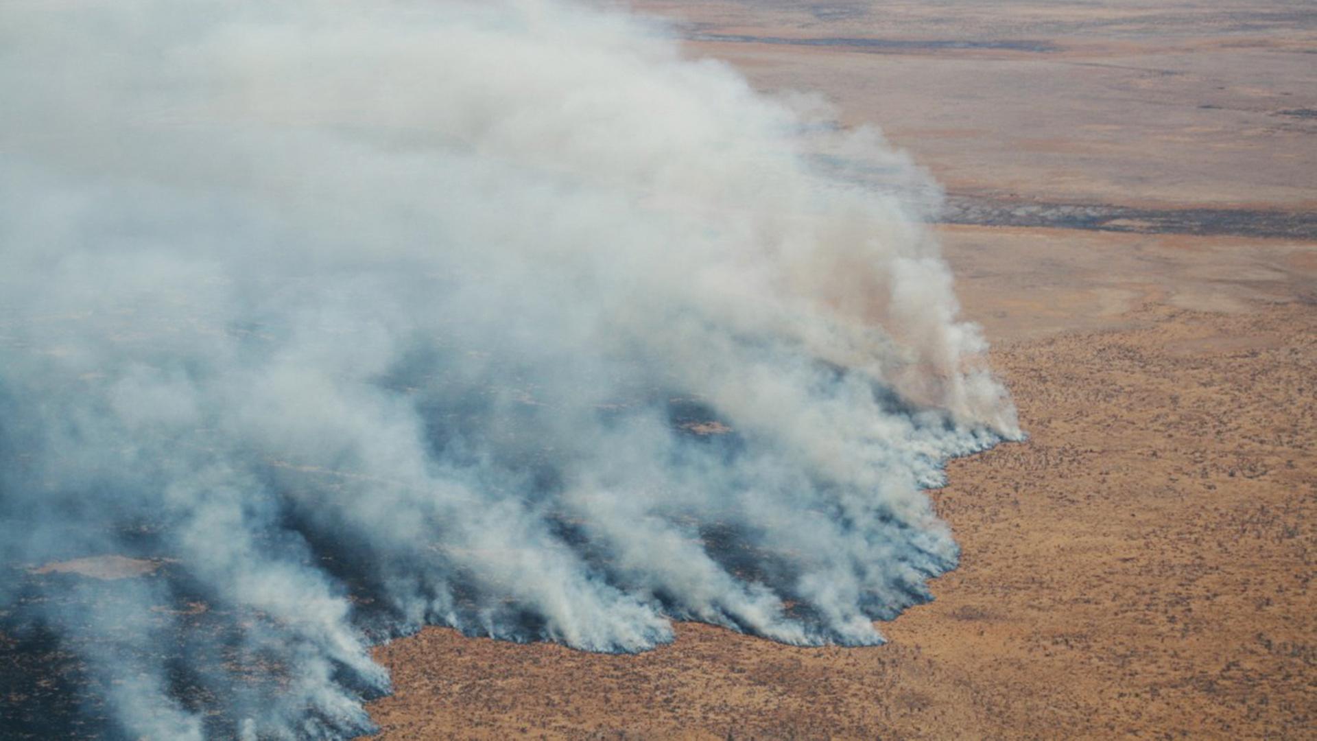 Luftaufnahme der durch einen Brand zerstörten Flächen im Etosha-Nationalpark in Namibia. | AFP PHOTO /  Frank Stein / Namstrong / HANDOUT /  