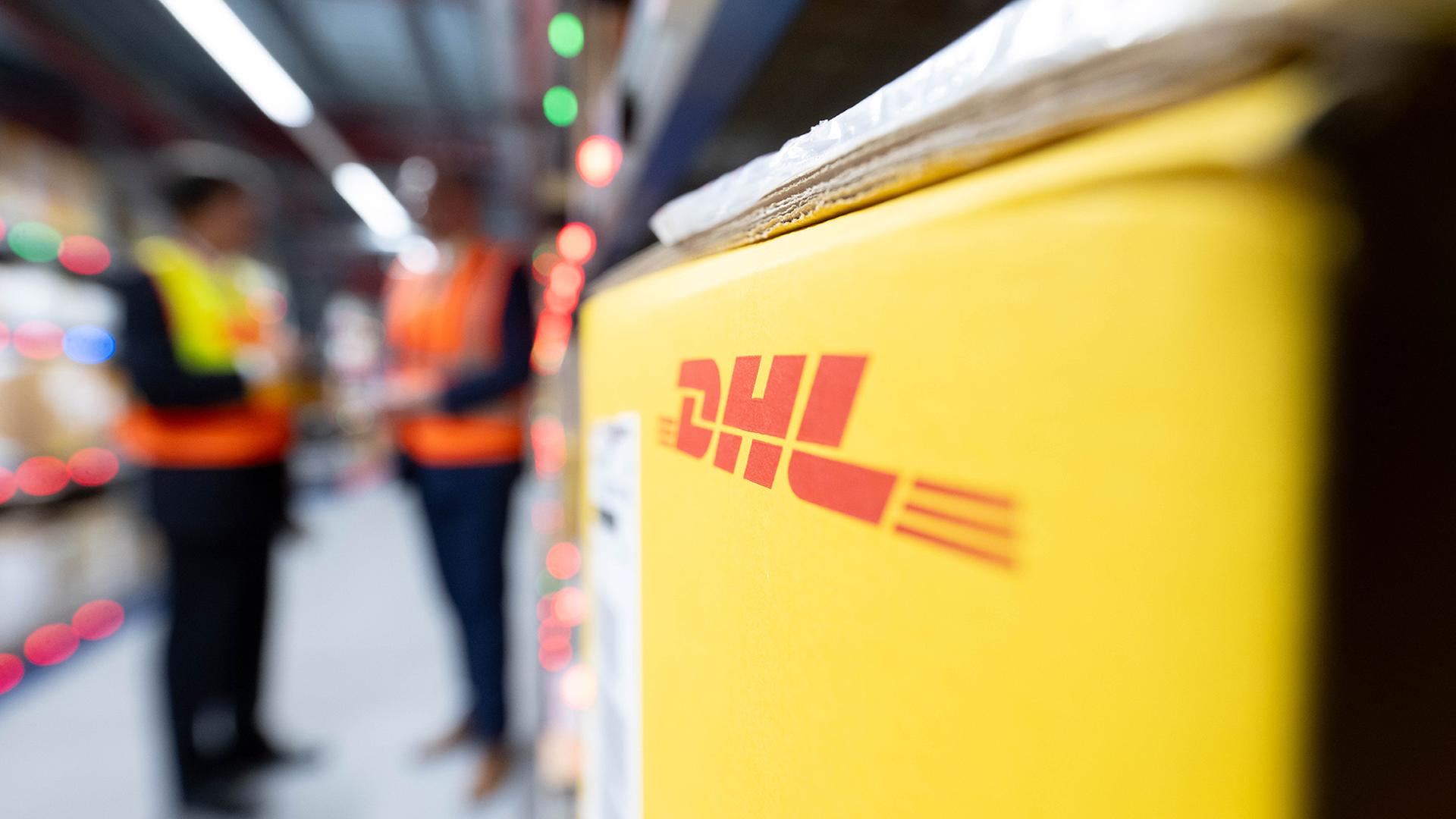 Ein Paket liegt im DHL Hub am Flughafen Leipzig. | dpa