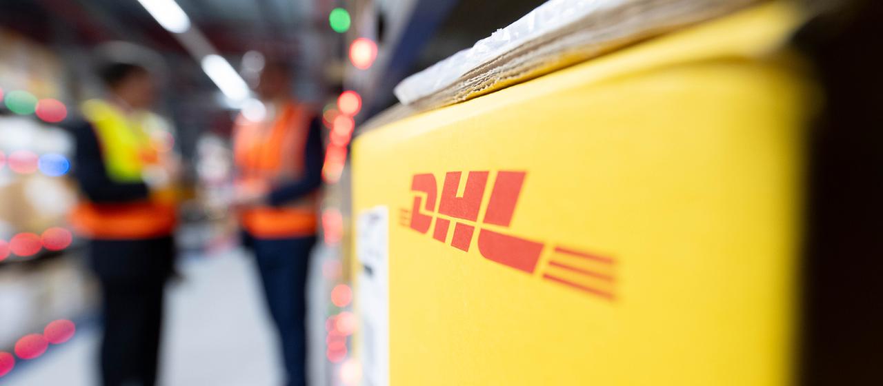 Ein Paket liegt im DHL Hub am Flughafen Leipzig.