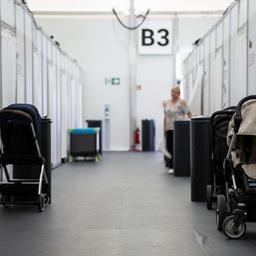 Blick entlang von Schlafquartieren in der Flüchtlingsunterkunft auf dem ehemaligen Flughafen Tegel. (Quelle: dpa/Hannes P Albert)